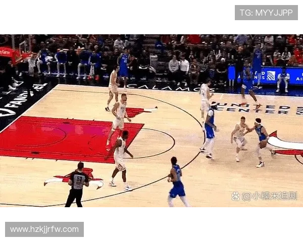 克莱·汤普森三分精准拉开防线，关键时刻投篮效率显著提升