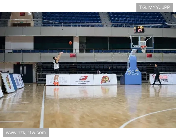 埃琳·安德森凌晨四点喝冰美式练投篮，这谁顶得住啊